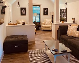 Our Cottage is a perfect retreat for adults only in beautiful bluegrass region - Ford - Living room