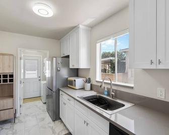 Modern Coastal Retreat – 3BR Gem in Long Beach - Long Beach - Kitchen