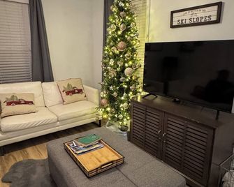 Modern Family Style Getaway -Wakefield UP House for up to 8! - Wakefield - Sala de estar