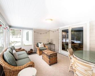 A+ Location: Easy Access To Downtown & Outdoors - Rhinebeck - Living room