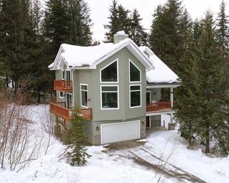 Amazing location with hot tub and front row views of Mt. Alyeska - Girdwood - Building
