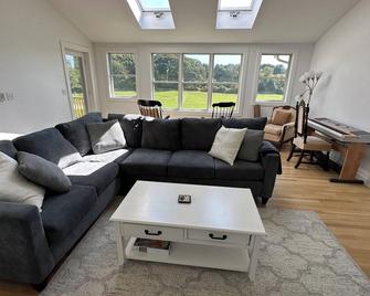 Beautiful Chilmark beach house. Great screen porch. Fun house. Pet friendly. - Chilmark - Wohnzimmer