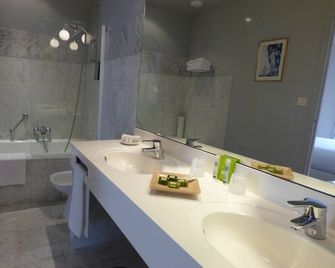 Hôtel La Tonnellerie - Tavers - Badkamer