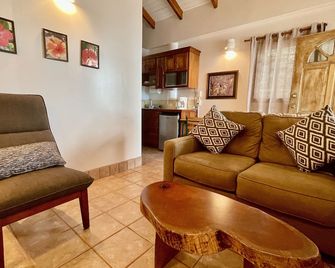 Beachfront with 3 private spaces on one property - Maya Beach - Living room