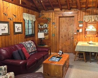 Lake Access! Twin Birch Resort - The Brown Bear - Honor - Sala de estar