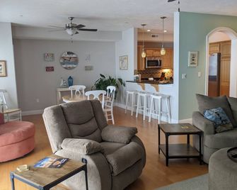 Winter/Early Spring Rate Reduction Special lake Erie-Sistible Condo - Geneva - Sala de estar