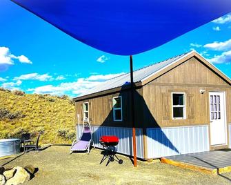 village Cabin number 3 sleeps 4 - Butte - Patio