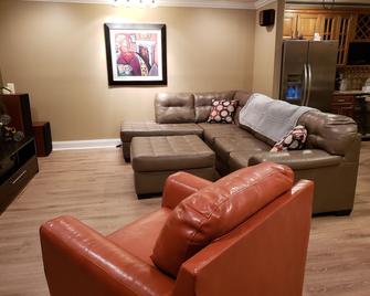 Waterfront 4 bedroom. Discount available for extended or monthly rentals! - Slidell - Living room