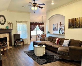 Beautiful Cozy Edmond Home - 4bed 2bath - Edmond - Sala de estar