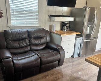 Stay and experience some of the best fishing and duck hunting in the world. - Venice - Living room