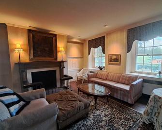 Idyllic 50 Acre Retreat w/ Pool, Tennis, Fishing; Built for XL Groups to Escape! - Malvern - Obývací pokoj