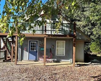 The Funky Little Shack at Grand Rivers - Pet friendly! Wi-fi, smart TV! - Grand Rivers