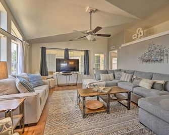 Arizona Room, Gas Grill Charming Payson Home! - Payson - Living room