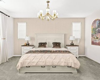 Airport/New/Clean/Large Space/King Bed/3 Tvs - Ontario - Bedroom