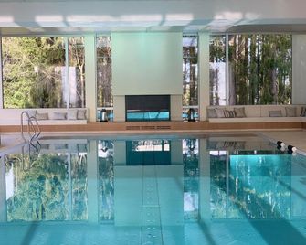 Schwarzwald Wellnesshotel Saigerhöh I Spa Golf & Wandern Über Dem Titisee - Titisee-Neustadt - Zwembad
