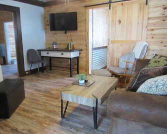 Katahdin Trails Home Base - your cozy home for your Katahdin area adventures! - Millinocket - Sala de estar