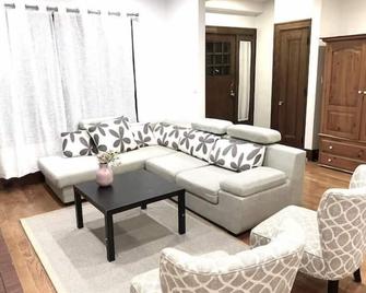Classic Home - Niagara Falls - Living room