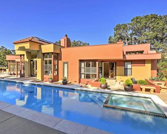 Chic California Escape with Pool, Hot Tub and Patio! - Salinas - Zwembad