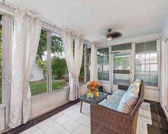 Charming Florida home: only 2 miles to the beach and 5th Ave - Naples - Sala de estar