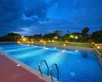 Landmark Pallavaa Beach Resort - Mahabalipuram - Piscina