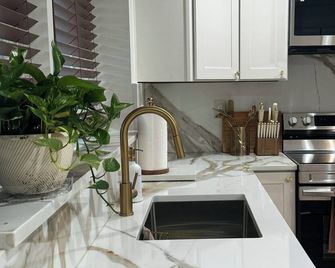 B’more local. 3-bedroom house in charming Baltimore - Baltimore - Kitchen