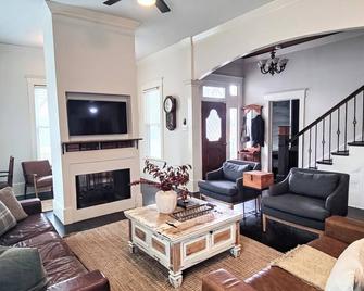 The Conner House-Walk to Magnolia! - Waco - Living room