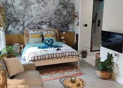 Superbe appartement avec jacuzzi avec jardin privé - Bron - Bedroom