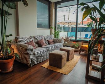 Villa Caparica Hostel - Costa da Caparica - Living room
