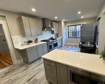 Modern 1 Bed/1 Bath/ Downtown Pelham St 1 Bedroom Home - Ньюпорт - Кухня