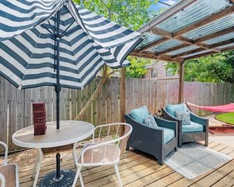 Aggieland Cottage walking distance from A&M campus - College Station - Patio
