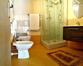 I Faraglioni Comfort Rooms - Terrasini - Bad