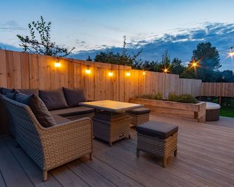 Luxury Cottage nr West Wittering with private hot tub - Chichester - Patio