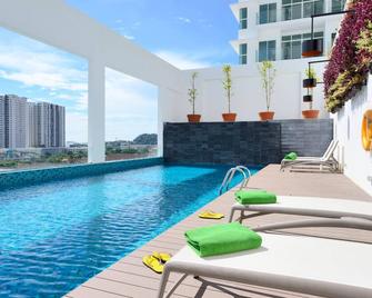 Olive Tree Hotel - Sungai Dua - Piscina