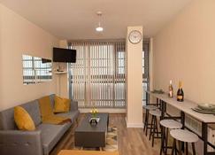 Grand Central , 2 double bedroom apartment with free parking , Birmingham - Birmingham - Living room