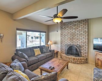 Waterfront Home in Parker W/mtn Views & Dock! - Parker - Wohnzimmer