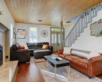 The Charles | Historic Hotel | Alpine Lake Retreat @ Twin Lakes Village | Starlink Wifi - Twin Lakes (Lake County) - Sala de estar