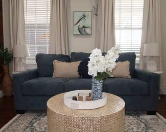 The Elizabeth Suite | 1 bedroom condo, shared pool - קי ווסט - סלון