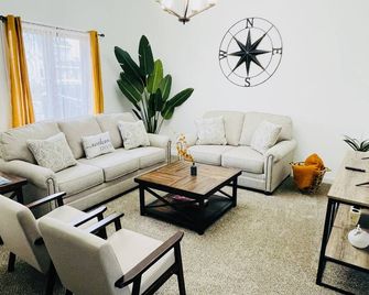 Spacious Family Abode in the historic Creston - Creston - Living room