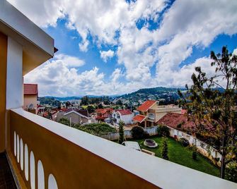 Abode By Brown Tree Resorts - Ooty - Balkón