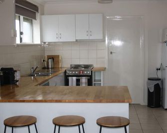 Downstairs at Green: Executive apartment. - Geraldton - Keittiö