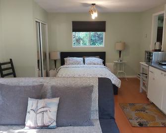 Lily Lake Rock Cabin surrounded by nature - Madeira Park - Schlafzimmer
