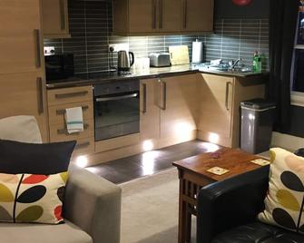 Peel House Apartments - Burton upon Trent - Kitchen