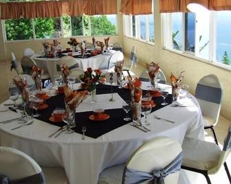 Ocean Breeze Hotel - Alligator Pond - Restaurante
