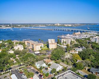 2b/2ba, HotTub, Walk To Shops, Dining! Beach Close! Wkly/Mo Discounts! Boat Opt! - Bradenton - Outdoors view