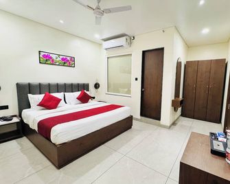 Srimad Hotel - Ujjain - Camera da letto