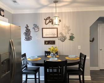 Beautiful Lake Home To Make Your Family Vacation Extra Special! - Summerton - Dining room
