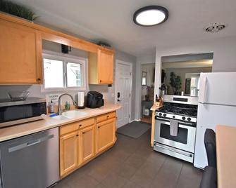 Fantastic Location! Sugarhouse Home- Near Mtns & Downtown Slc. Dog Friendly! - Salt Lake City - Kitchen