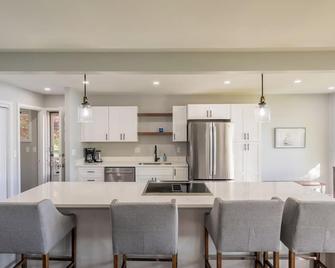 Lakeside Retreat - Columbia - Kitchen