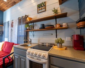 Cute Tiny House! Located right outside Rocky Top, Leave here to hit the trails! - Caryville