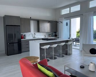 Brand new and modern with breathtaking views - Cotton Ground - Cuisine